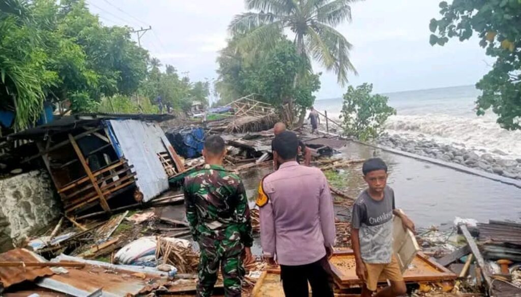 Gelombang Tinggi Hantam Pemukiman Warga Maundai Desa Udiworowatu Kecamatan Keo Tengah Kabupaten Nagekeo