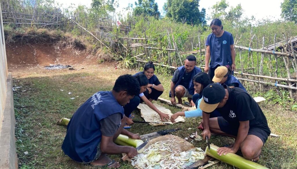 Uniflor Mengabdi Hasilkan Pupuk Organik di Desa Mukureku Saate