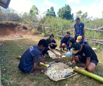 Uniflor Mengabdi Hasilkan Pupuk Organik di Desa Mukureku Saate