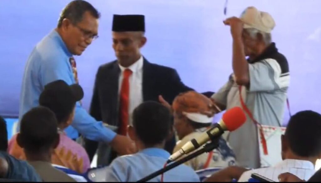 Pria di Nagekeo Lepaskan Topi Saat Bersalaman dengan Dokter Don, ini Maknanya