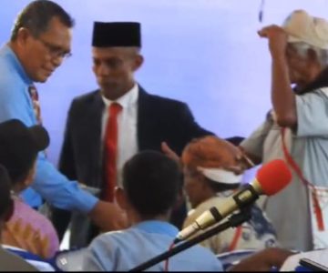 Pria di Nagekeo Lepaskan Topi Saat Bersalaman dengan Dokter Don, ini Maknanya