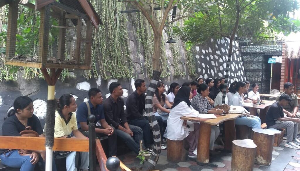 Mahasiswa Semester 5A1 Program Studi Ilmu Pemerintahan (STPM) Santa Ursula Ende Mengikuti Kuliah Lapangan Literasi Digital di Box Caffe Jalan Katedral Ende