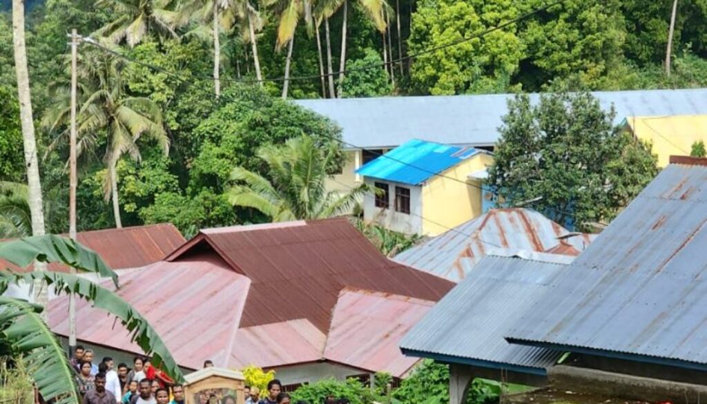 Devosi Maria: Umat Paroki Hati Kudus Yesus Maunori Bersatu dalam Perarakan Iman