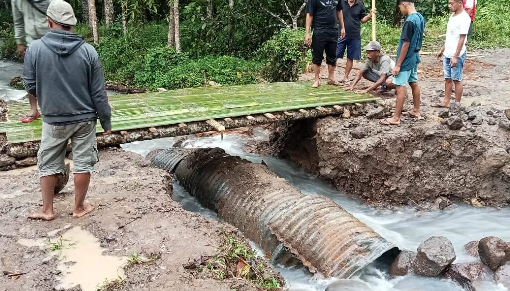 Saat Jalan Menjadi Sungai: Warga Ladolima Minta Pemda Segera Bertindak