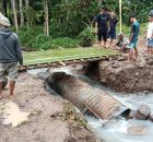 Saat Jalan Menjadi Sungai: Warga Ladolima Minta Pemda Segera Bertindak