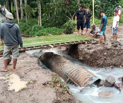 Saat Jalan Menjadi Sungai: Warga Ladolima Minta Pemda Segera Bertindak