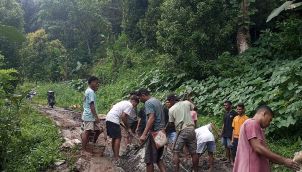 Dari Lumpur ke Harapan: Pemuda Desa Ngera Tambal Jalan, Pemerintah Harus Tanggap