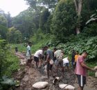 Dari Lumpur ke Harapan: Pemuda Desa Ngera Tambal Jalan, Pemerintah Harus Tanggap
