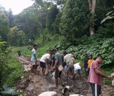 Dari Lumpur ke Harapan: Pemuda Desa Ngera Tambal Jalan, Pemerintah Harus Tanggap