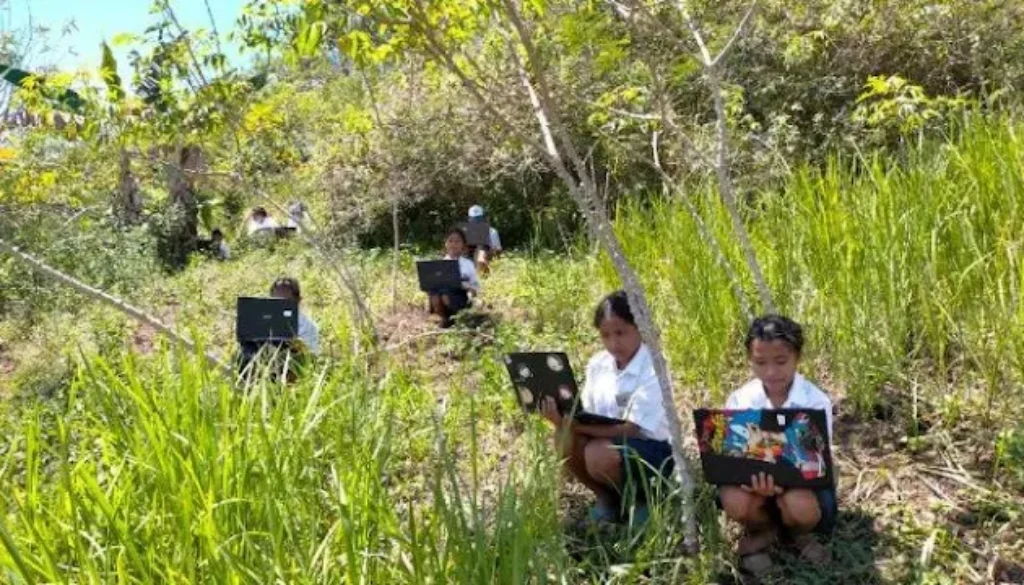 Nagekeo: Ketika Sinyal dan Jalan Saling Menantang
