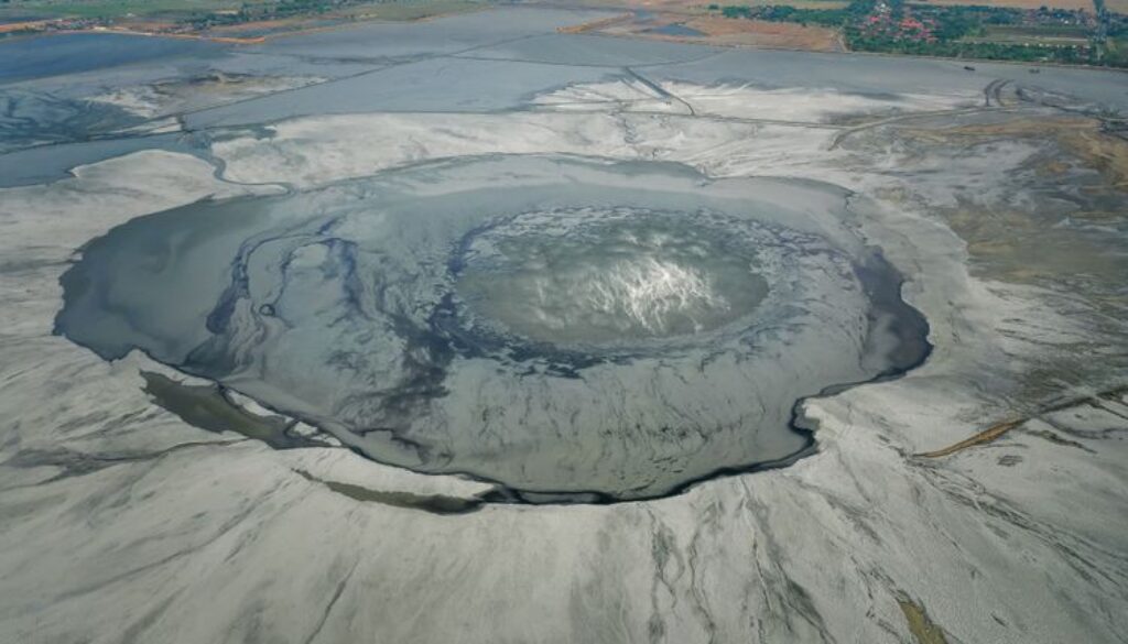 Surga di Atas, Geothermal di Bawah, Kami Terjepit di Tengah