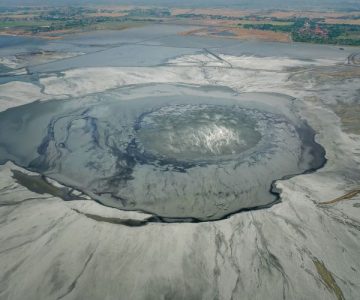 Surga di Atas, Geothermal di Bawah, Kami Terjepit di Tengah