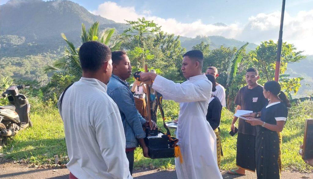 Salib di Ujung Senja: Jejak Iman OMK St. Yoseph Raja Dimulai dari Watu Sege