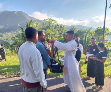 Salib di Ujung Senja: Jejak Iman OMK St. Yoseph Raja Dimulai dari Watu Sege